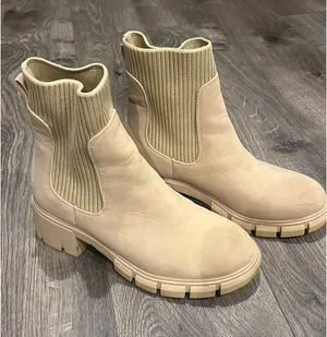beige boots Tan Size 6 thumbnail 1