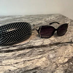 Jessica Simpson Elegant Black and Gold Sunglasses with Hard Case NWOT thumbnail 10