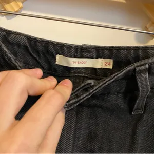 Levi's Black '94 Baggy Cinched Ankle Cargo Jeans size 24 thumbnail 6