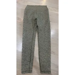 Buff Bunny Rosa pocket legging "Bossy" print dark olive green size medium thumbnail 3