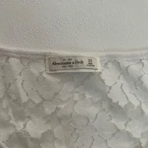 Abercrombie & Fitch White Lace Sleeve Top XS Feminine Lightweight thumbnail 3