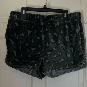 AERIE Shorts Green Cheetah Print Fleece Size Medium Pajama Lounge Beach Travel thumbnail 1