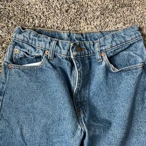 Levi’s Mid Wash High Rise Denim Mom Jean thumbnail 3