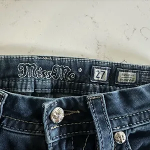 ￼Miss Me‎ Signature Skinny Crop Women’s Size 27 Western Biker Ankle Jeans thumbnail 5