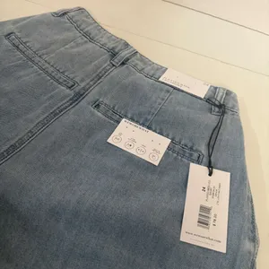 light-wash denim shorts from the brand WeWoreWhat Size 24 thumbnail 5