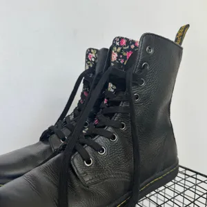 Dr. Martens Stratford Black Leather Floral Fold Down Boots Women’s 8 EU 39 thumbnail 6