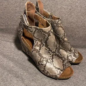 Boutique Snake Print Peep Toe Wedge Booties Women's Size 8‎ thumbnail 2