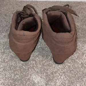 Forever 21 wedge bootie in chocolate brown with gold trim size 7.5 thumbnail 12