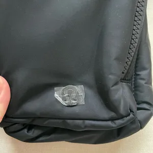 Lululemon Water Bottle Crossbody Bag with Front Pocket 2L - Black thumbnail 3