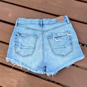 American Eagle Jean Shorts Relaxed Light Wash Distressed Strigid Denim Size 4 thumbnail 2