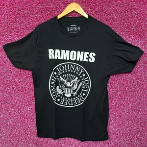 The Ramones Logo Rock Tshirt size Medium  thumbnail 1