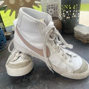 Women’s Nike Blazers ‘77 White and Pink High-Top Sneakers Vintage Classic Sz9 thumbnail 14