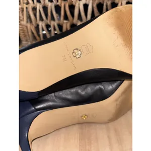 7 M Ann Taylor leather Pointed Toe Two Tone Blue Black Pump Heels thumbnail 4