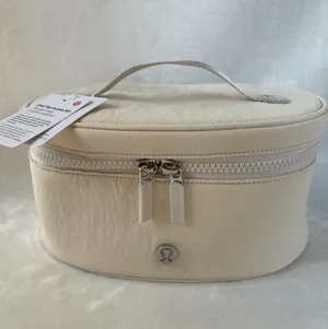 Lululemon Oval Top Access Kit Vol 3.5L thumbnail 1