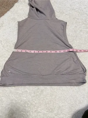 Halara medium Women's Heather Grey cropped Sleeveless Hooded Top thumbnail 6