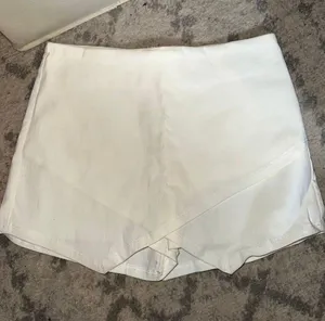 Boutique White thumbnail 1