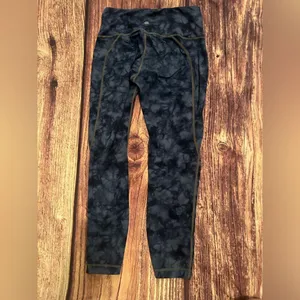 Women’s Athleta Tie Dye Navy Leggings Size Small thumbnail 6