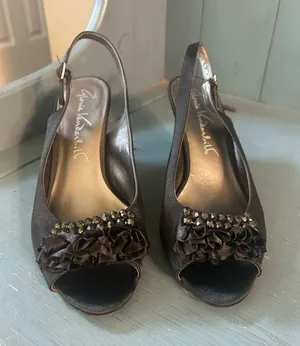 Gloria Vanderbilt Blk Satin Peep-Toe Slingback Heels w/Ruffle & Crystal Accents thumbnail 1