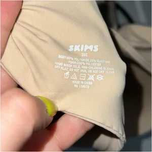 NWT SKIMS Fits Everybody Scoop Plunge Bra - Sand thumbnail 4