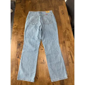 EUC‎ Womens Wrangler distressed high rise straight jeans size 30x28 thumbnail 10