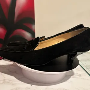 Isaac Mizrahi Black Suede Bow Kitten Heel Shoe Size 8 thumbnail 6