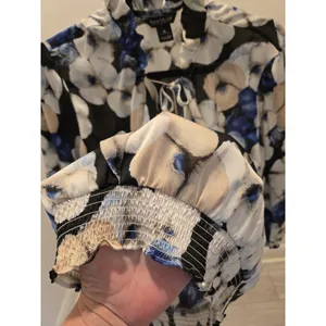 White House Black Market Floral Tie Neck Ruffle Chiffon Blouse Top Women Size M thumbnail 3