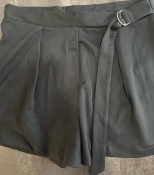 H&M Black High-Waist Tie Belt Dress Shorts thumbnail 2