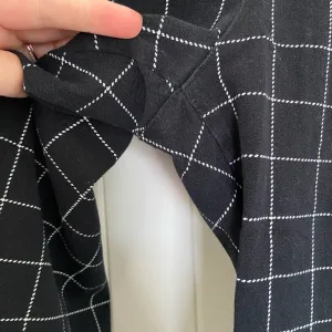 NWOT | Old Navy women’s checkered‎ pixie ankle length pants — size 4 thumbnail 3