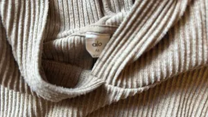 Alo crop sweatshirt hoodie thumbnail 3
