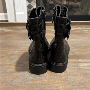 Vince Camuto Fawdry Black Croc Combat Boots Size 5.5 Lug Sole Leather Grunge‎ thumbnail 10