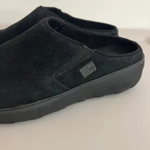 FitFlop Shuv Suede Clog Women 7 Black Microwobbleboard Slip On Comfort Shoe thumbnail 2