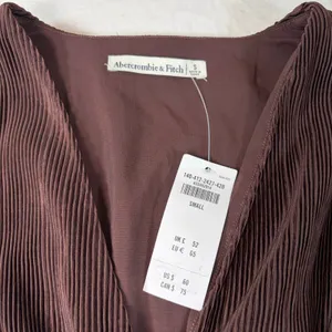 NWT Abercrombie & Fitch womens brown ribbed baby doll blouse. V neck. Size S. thumbnail 2