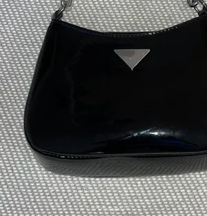 Small Von Maur Faux Patent Leather Black Purse Silver Chunky Chain Strap thumbnail 3