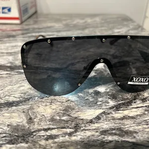 XOXO Stylish Black Sunglasses thumbnail 3