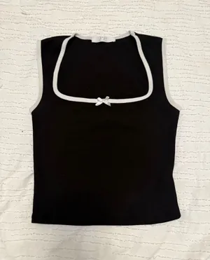 Black top white detail thumbnail 1