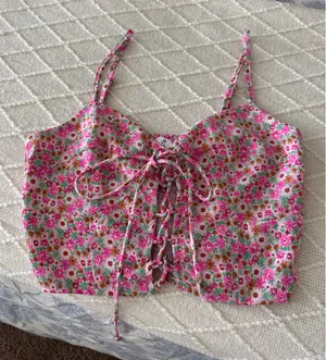 Le lis Pink Floral Lace Up Cropped Cami thumbnail 1