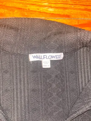 Wall Flower Black patterned crop top thumbnail 2