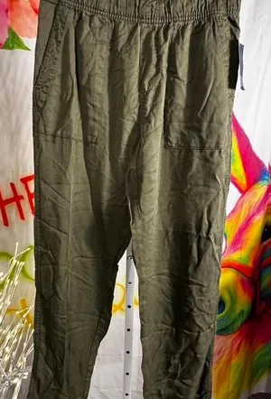 S234. Gap green cargo pants with adjustable wais thumbnail 1