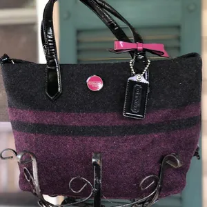 🎉Coach wool stripped bow tote purse 🎉🎉 thumbnail 1
