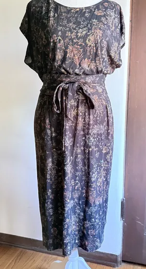 PERUVIAN CONNECTION | Moody dark Floral serafina Majorca Jersey Midi Dress Large thumbnail 1