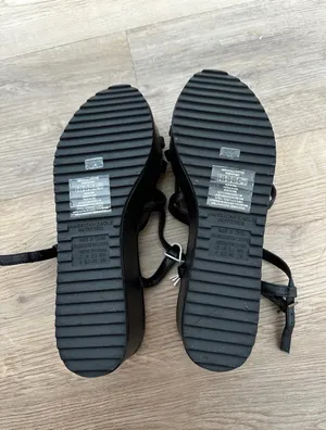 BRAND NEW American Eagle Outfitters 2” Platform Black Sandals thumbnail 3