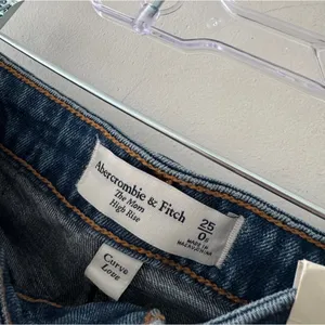 Abercrombie NEW!! Curve Love High Rise Mom Jean Size‎ 25 Short Distressed Dark Wash thumbnail 7