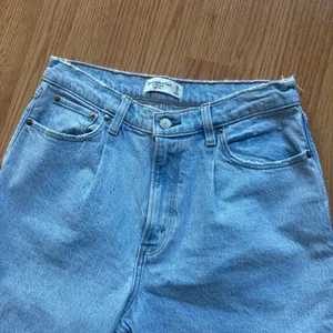 Abercrombie & Fitch Pleated High Rise 80s Mom Jean Size 28 Short thumbnail 5