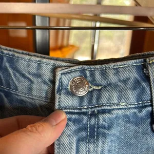 Free People We The Free Distressed Denim Shorts Size 28 Raw Hem Mid Rise Boho thumbnail 3