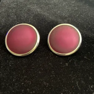 Monet Signed Vintage Dark Purple to Magenta Polaris effect Clip-On Earrings thumbnail 5