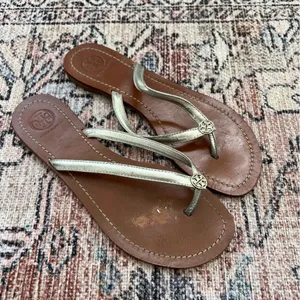 Tory Burch Terra Thong Sandal Metallic Silver Leather Flip Flops Size 8 thumbnail 2