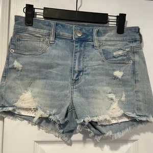 American Eagle Size 4 Next Level Stretch White Lace Pockets Cut Off Jean Shirts thumbnail 1