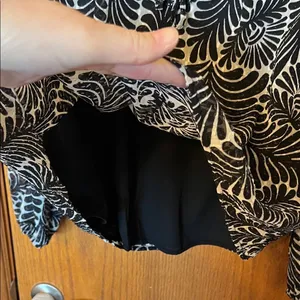 LOFT Black &‎ White Leaf Print Blouse Small Long Sleeve Ruffles Lined Textured thumbnail 4