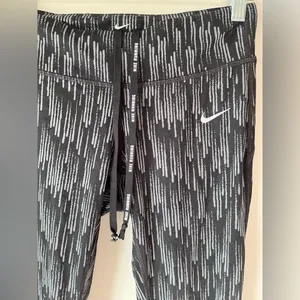 NIKE DRI-FIT Leggings. Women’s Size Small. Mesh & Unique Design. 28”. Like New! thumbnail 3