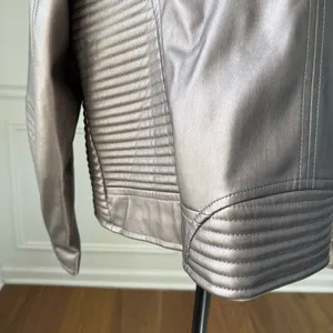 NWT Midnight Velvet Metallic Taupe Faux Leather Moto Jacket Pink Faux Fur Collar thumbnail 6